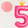Ballon chiffre en aluminium rose + couronne dorée – Image 7